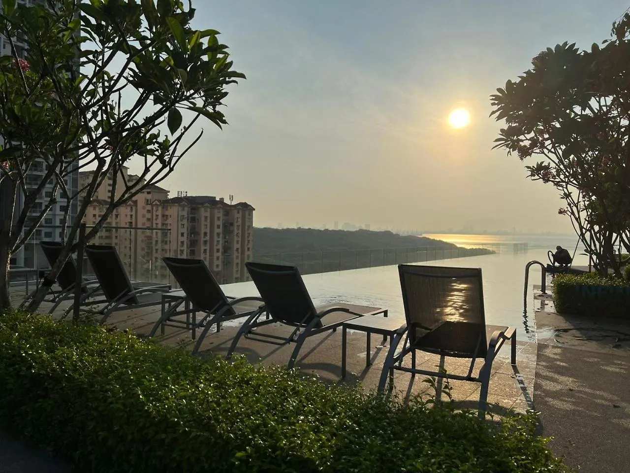 148 Urban Suites Georgetown New Condo City View Infinity Pool 10Pax Jelutong