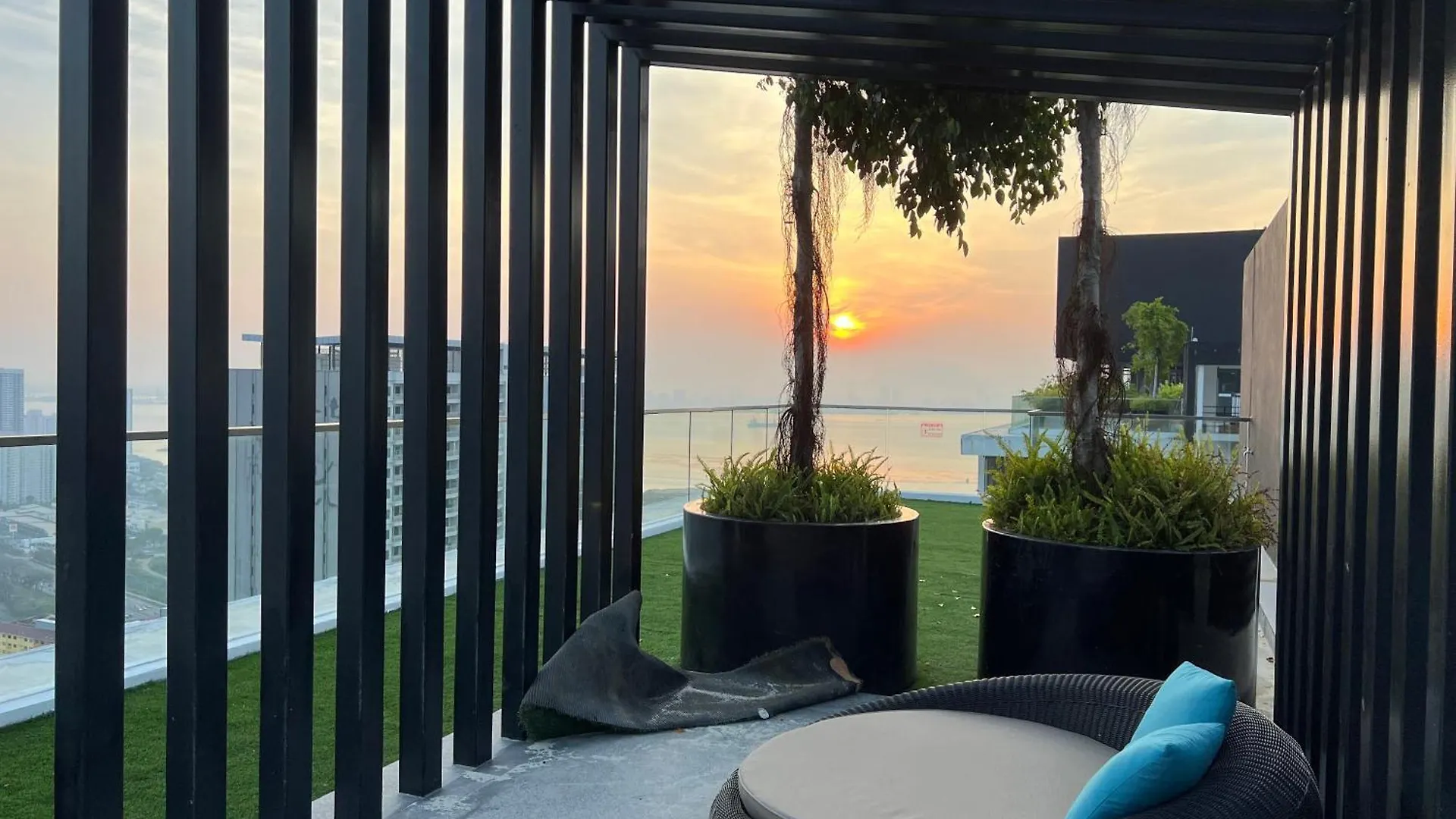 148 Urban Suites Georgetown New Condo City View Infinity Pool 10Pax Jelutong 0*,  Malásia